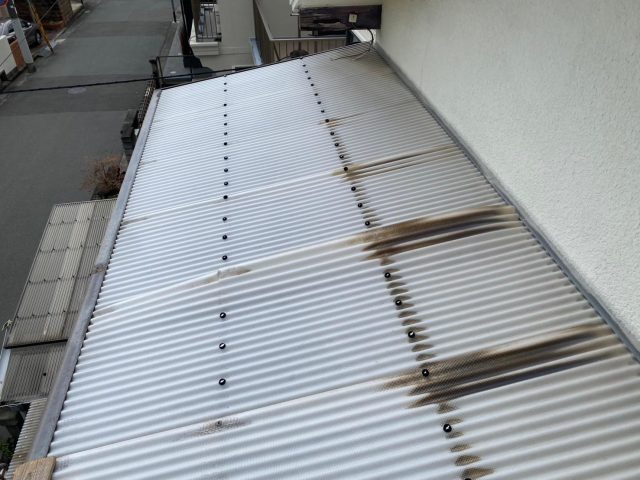 加古川市の破損した波板屋根